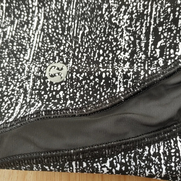 Lululemon Pace Perfect Crop Air Time White Black Women Size 6 - Picture 6 of 8